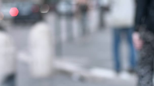 homem negro e mulher branca aperto de mão na rua close-up câmera lenta
 - Filmagem, Vídeo