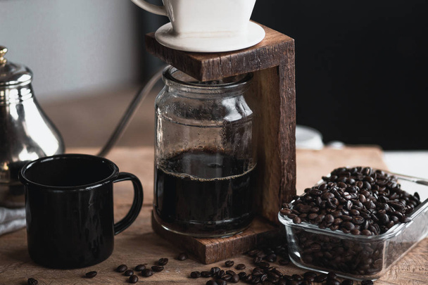 кофе в стеклянной бутылке, кофе капает, рука держа чайник Капельный кофе в номере
 - Фото, изображение