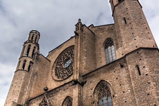 A west end és a rózsaablak, a katalán-gótikus Santa Maria del Mar templom Barcelonában, is ismert, mint a "katedrális, La Ribera", felhős ég ellen. - Fotó, kép