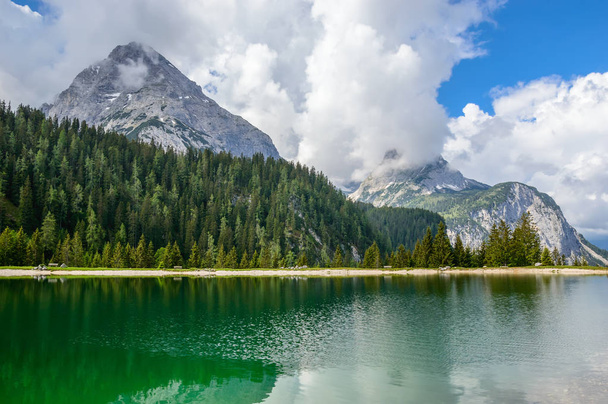 Ehrwalder Almsee - belo lago de montanha nos Alpes, Tirol, Áustria
 - Foto, Imagem