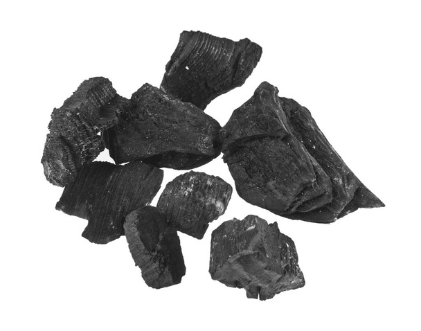Zwarte houtskool geïsoleerd op witte achtergrond - Foto, afbeelding