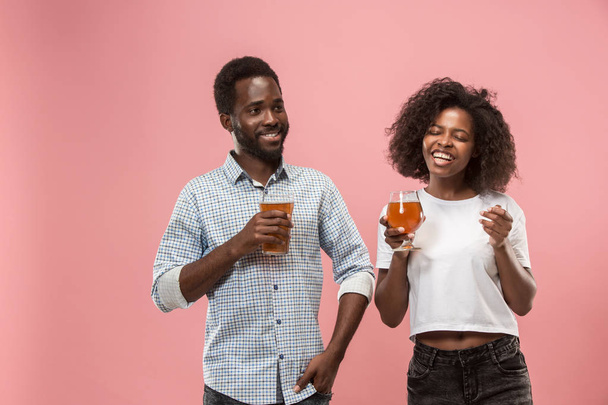Афро пара или счастливые молодые люди смеются и пьют пиво в студии
 - Фото, изображение