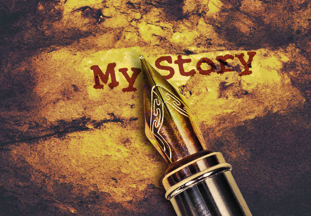 Primo piano di una penna stilografica e testo La mia storia su sfondo dorato
 - Foto, immagini
