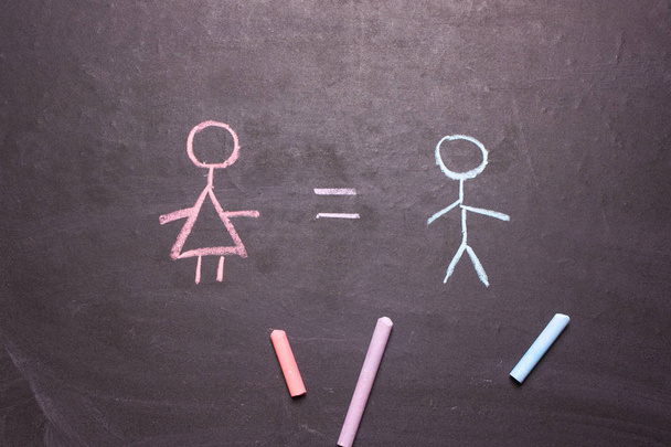 Mężczyzna i kobieta są rysowane kredą na tablicy. Pojęcie równości, feminizm, płci - Zdjęcie, obraz