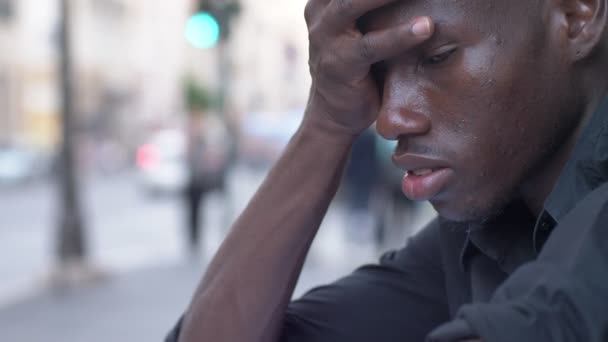 Aggódik gondolkodó fiatal fekete ember gondolkodás. Megállapítás megoldás - kültéri - Felvétel, videó