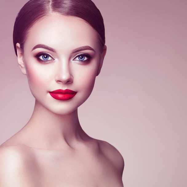 Beautiful Young Woman with Clean Fresh Skin. Perfect Makeup. Beauty Fashion. Eyelashes. Cosmetic Eyeshadow. Highlighting. Cosmetology, Beauty and Spa - Fotoğraf, Görsel