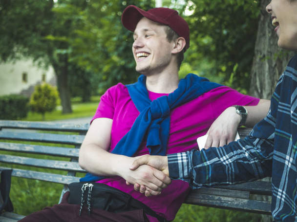 boldog nevető fiatalember kezet testvér szabadtéri parkban - Fotó, kép