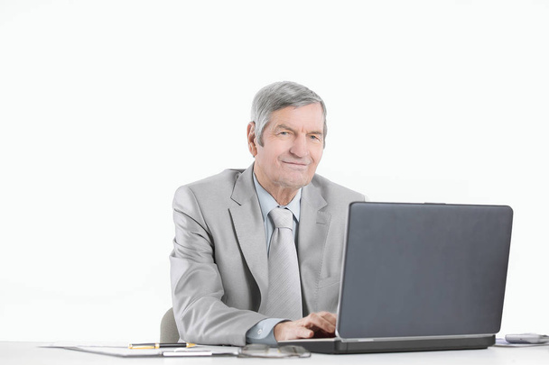 senior businessman working on laptop while sitting at his Desk - Foto, Imagem