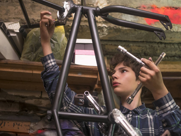 портрет молодого чоловіка, який ремонтує велосипедні інструменти bmx в гаражі
 - Фото, зображення