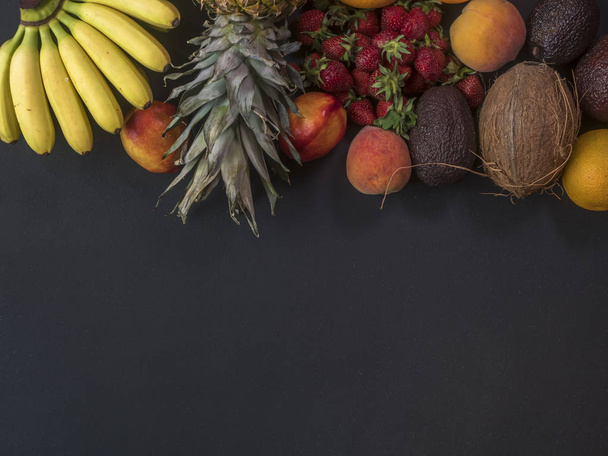 kopioi tilaa monia eksoottisia hedelmiä, mini banaaneja ananas mansikoita kookos persikka
 - Valokuva, kuva