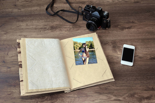 фотоальбом, фотокамера, телефон на деревянном фоне, крупный план
 - Фото, изображение