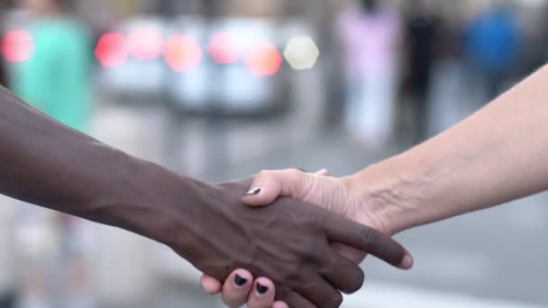 Siyah ve beyaz kadın el sallayarak-işbirliği, interraccial, dostluk - Video, Çekim