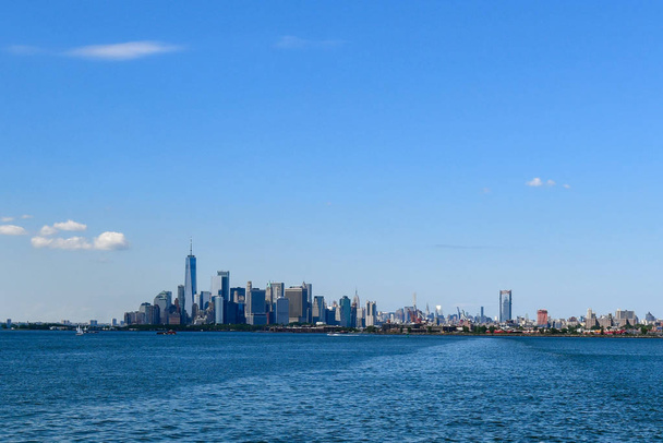 Центр міста Нью-Йорк як видно з води з Брукліну. - Фото, зображення