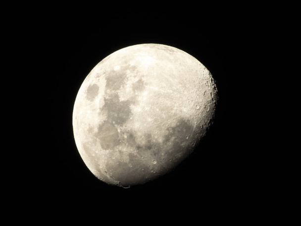 Demi-lune, croissant de lune, lune gibbeuse au milieu de son chemin sur le ciel clair
. - Photo, image