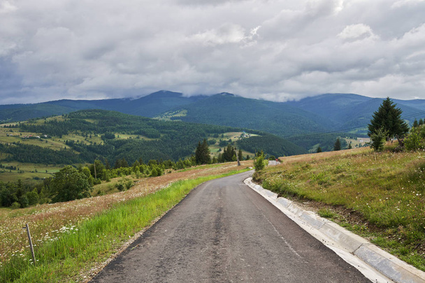 Landscape with an empty road into the mountains - Foto, Bild
