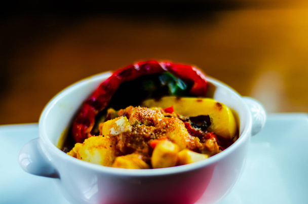 Goulash húngaro tradicional com carne bovina, batatas, tomates e pimentas, um prato saboroso em uma tigela branca, prato nutritivo
 - Foto, Imagem