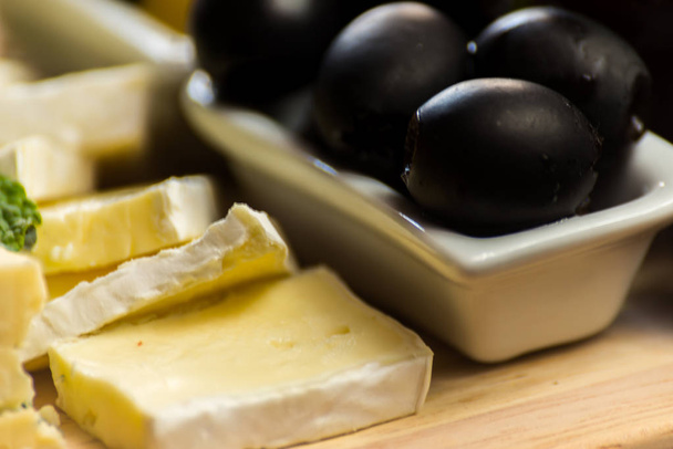 木の板にチーズボード、おいしいスナック、健康的で排他的な食べ物、チーズセット - 写真・画像
