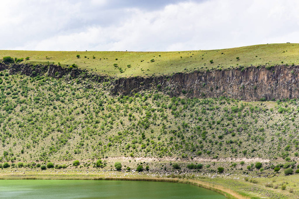 Viaje a Turquía - Lago Narligol (Lago Nar) y antigua ladera del cráter en el campo geotérmico en Aksaray Provincia de Capadocia en primavera
 - Foto, imagen