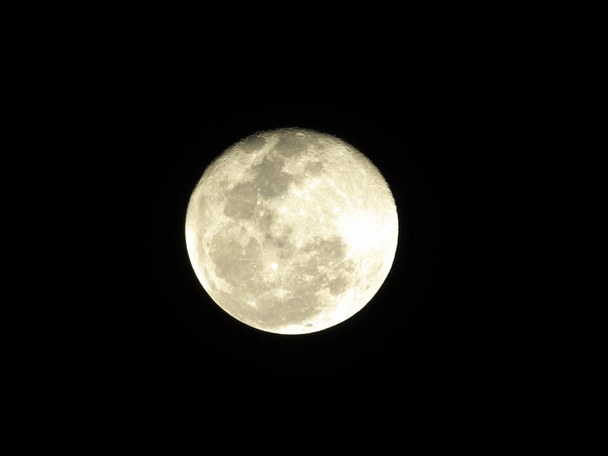 Lua no meio do seu caminho no céu limpo
. - Foto, Imagem