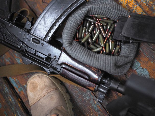 Солдатские сапоги и пистолет. война
 - Фото, изображение