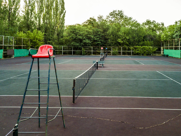 Einige leere Tennisplätze: Drohne an einem Sommertag abgeschossen - Foto, Bild