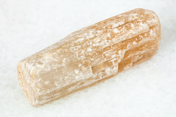 macro tiroteio de mineral natural - Selenite crua (Gesso) cristal em mármore branco do rio Iren em Perm Krai, Rússia
 - Foto, Imagem