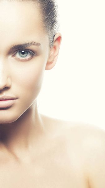 白い背景の自然化粧品で若い女性の顔の半分 - 写真・画像