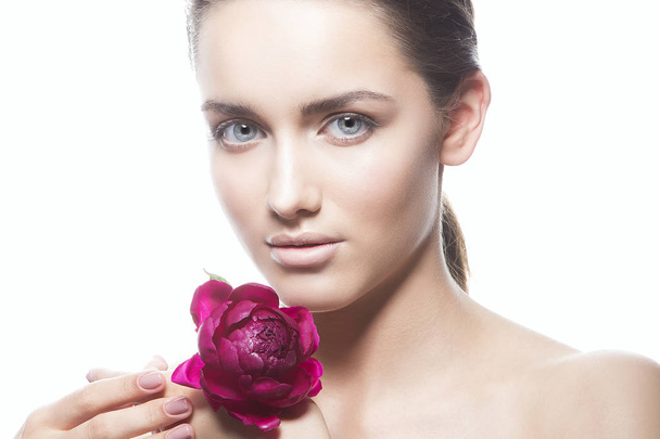 Portré, fiatal nő természetes smink és a pünkösdi rózsa virág, fehér háttér - Fotó, kép