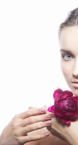 Oříznutý portrét mladé ženy s přírodní make-up a Pivoňka květ na bílém pozadí - Fotografie, Obrázek