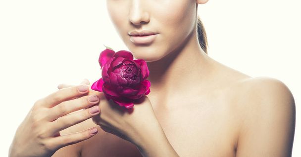 Vágott természetes smink és a pünkösdi rózsa virág, fehér háttér, fiatal nő portréja - Fotó, kép