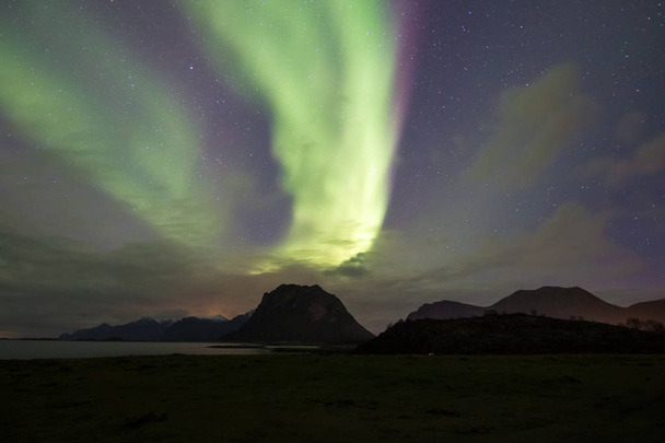 Kuzey Işıkları - Aurora borealis. Gece gökyüzünde büyük çok renkli yeşil canlı Aurora Borealis güzel resim - Fotoğraf, Görsel