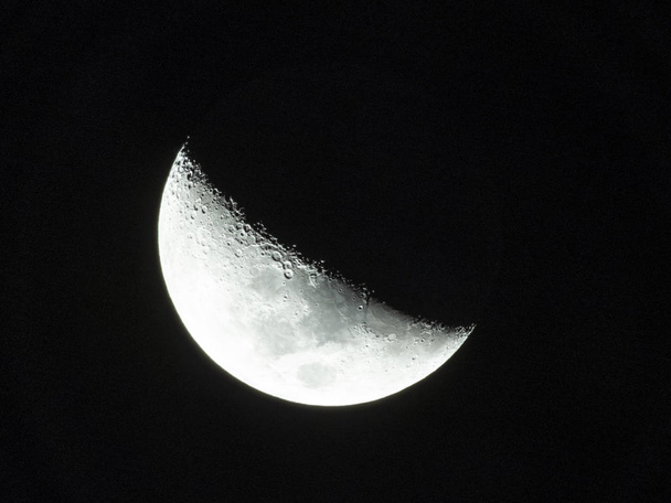 μισό φεγγάρι στον σκοτεινό ουρανό της πόλης Σάο Πάολο, Βραζιλία - Φωτογραφία, εικόνα