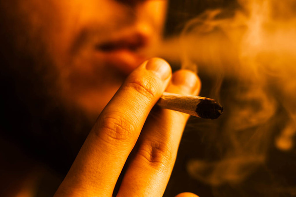 Konzepte des medizinischen Marihuana-Konsums und der Legalisierung der gelben Tonung von Cannabis - Foto, Bild