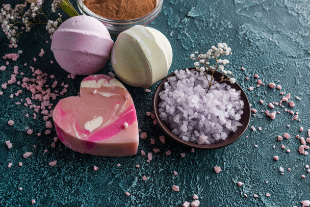 close-up view of purple sea salt and handmade soap on grey - Foto, Imagem