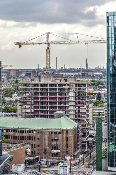 Rotterdam, Niederlande, 18. Juli 2018: Arbeiten am Umbau des alten abn-Büroturms zum Wohn- und Geschäftshaus Forum - Foto, Bild