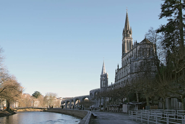 Fransa 'daki Lourdes Tapınağı' nın resmi. - Fotoğraf, Görsel