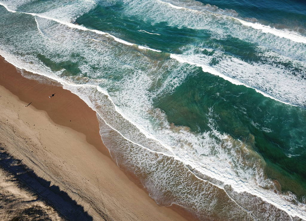 Felülnézet Légifotó repülő zúg a szépség táj türkiz víz Wanda strand téli nap Cronulla. Lenyűgöző tengeri kilátás hullámok és a sétáló ember. Utazás nyaralás koncepció. - Fotó, kép