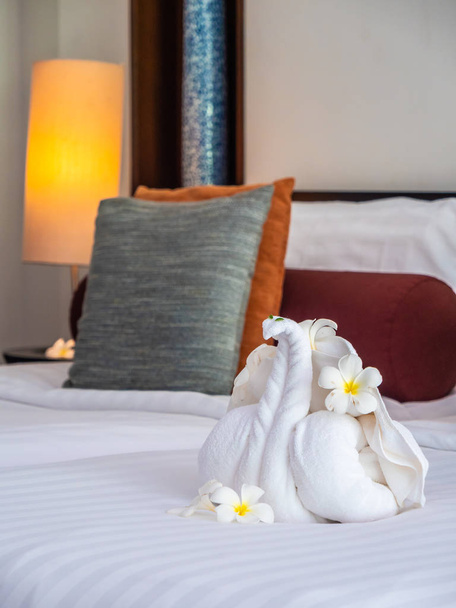 Ručník Bílý slon a pohodlný polštář na posteli dekorace v interiéru ložnice hotelu - Fotografie, Obrázek