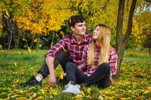 Happy young couple having fun and smiling in autumn park outdoors  - Foto, Bild
