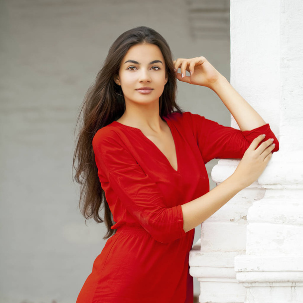 Portrait close up of young beautiful woman in red dress - Foto, Bild