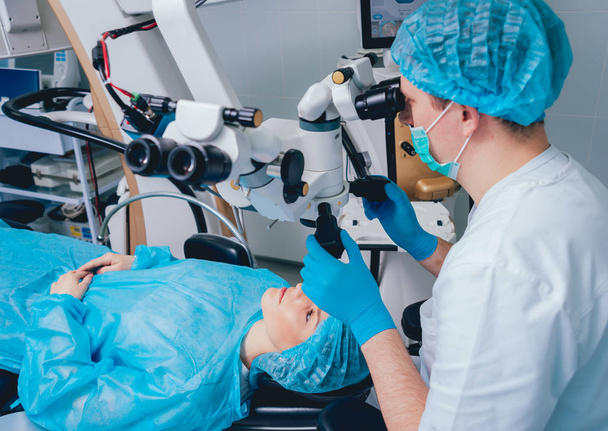 patient and surgeon in operating room during ophthalmic surgery - Zdjęcie, obraz