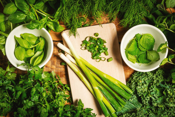 зеленые овощи и специи на деревянном столе
 - Фото, изображение