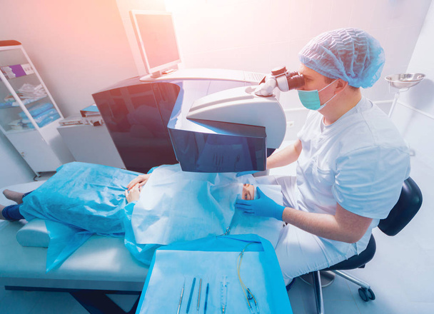 пацієнт і команда хірургів в операційній кімнаті під час офтальмологічної хірургії
 - Фото, зображення