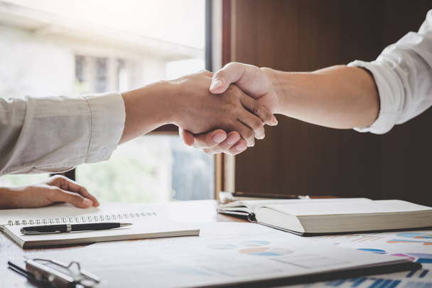 Handshake firmy po przedyskutowaniu sporo Trading do podpisania umowy i Zostań partnerem biznesowym, umowy dla obu firm, biznesmenem handshake. - Zdjęcie, obraz