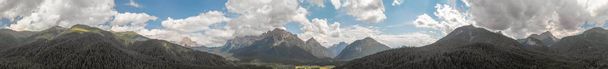 panoramische Luftaufnahme der schönen alpinen Berge Szenario. - Foto, Bild