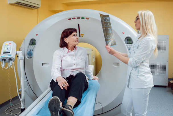 Radióloga con una paciente anciana mirando rayos X. Contexto
 - Foto, imagen