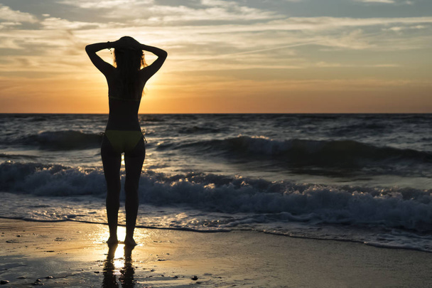 Женщина у вечернего моря
 - Фото, изображение