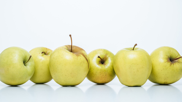 close up view of fresh apples arranged on white background - Foto, Imagem