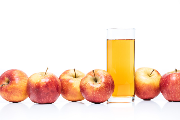 zbliżenie szklankę soku jabłkowego i świeże jabłka na białym tle - Zdjęcie, obraz