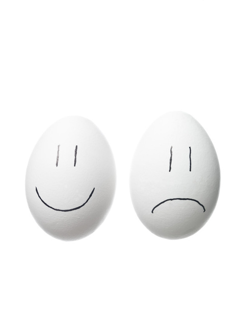 Θλιμμένο πρόσωπο και ένα ευτυχισμένο πρόσωπο ζωγραφισμένα στο whi - Φωτογραφία, εικόνα